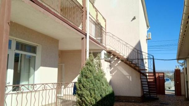 Действующая гостиница на 18 номеров + помещение под магазин (350м от моря).